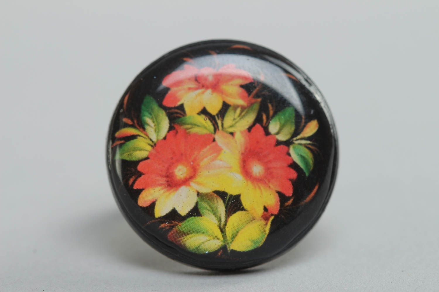Anillo redondo de arcilla polimérica y resina epoxi artesanal negro con flores  foto 3