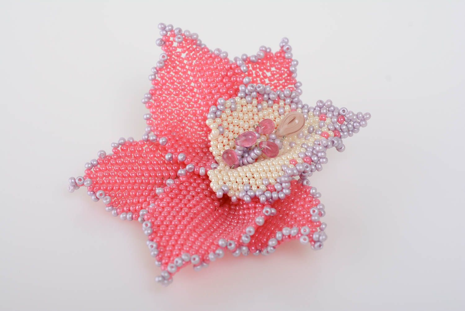 Zarte schöne räumige Blume Brosche aus Glasperlen in rosa Farbe hangeschaffen foto 1