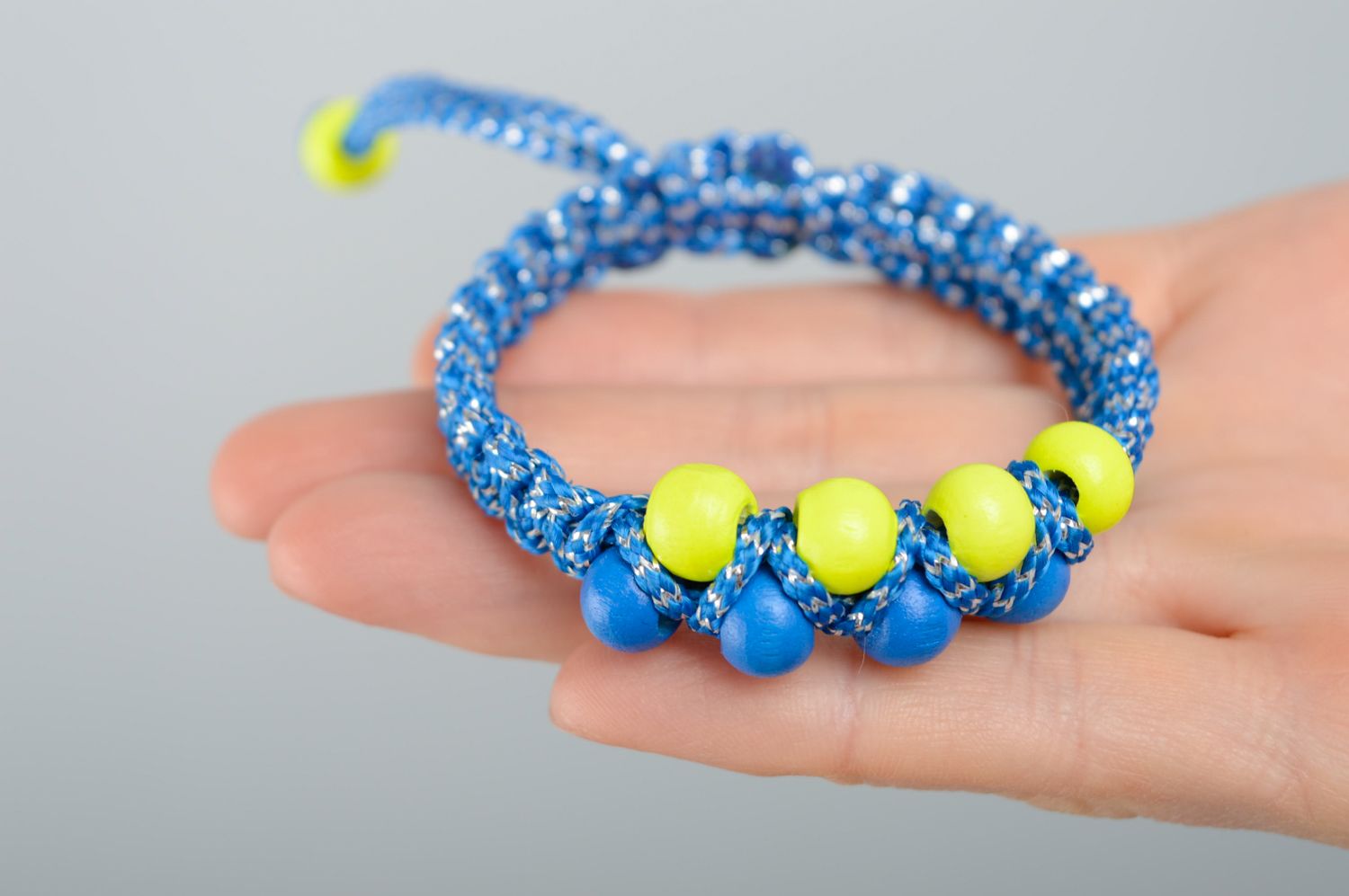 Bracelet en macramé en lacet de polyester et perles de bois bleu fait main femme photo 3