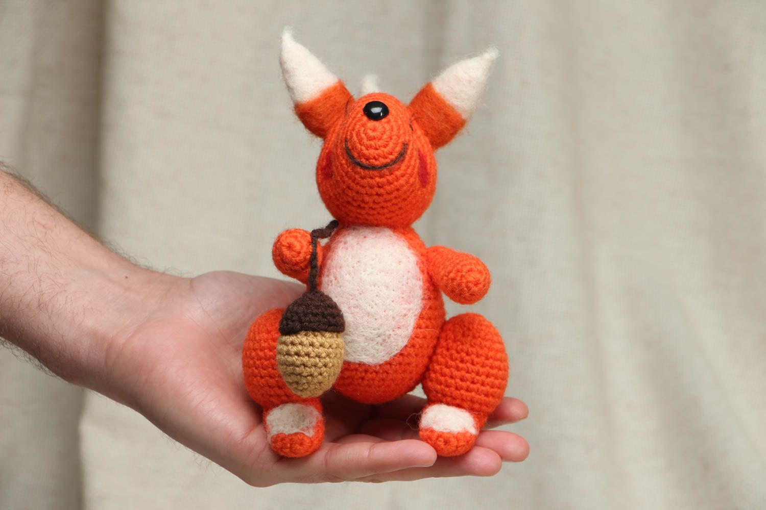 Doudou tricoté en forme d'écureuil avec gland  photo 4