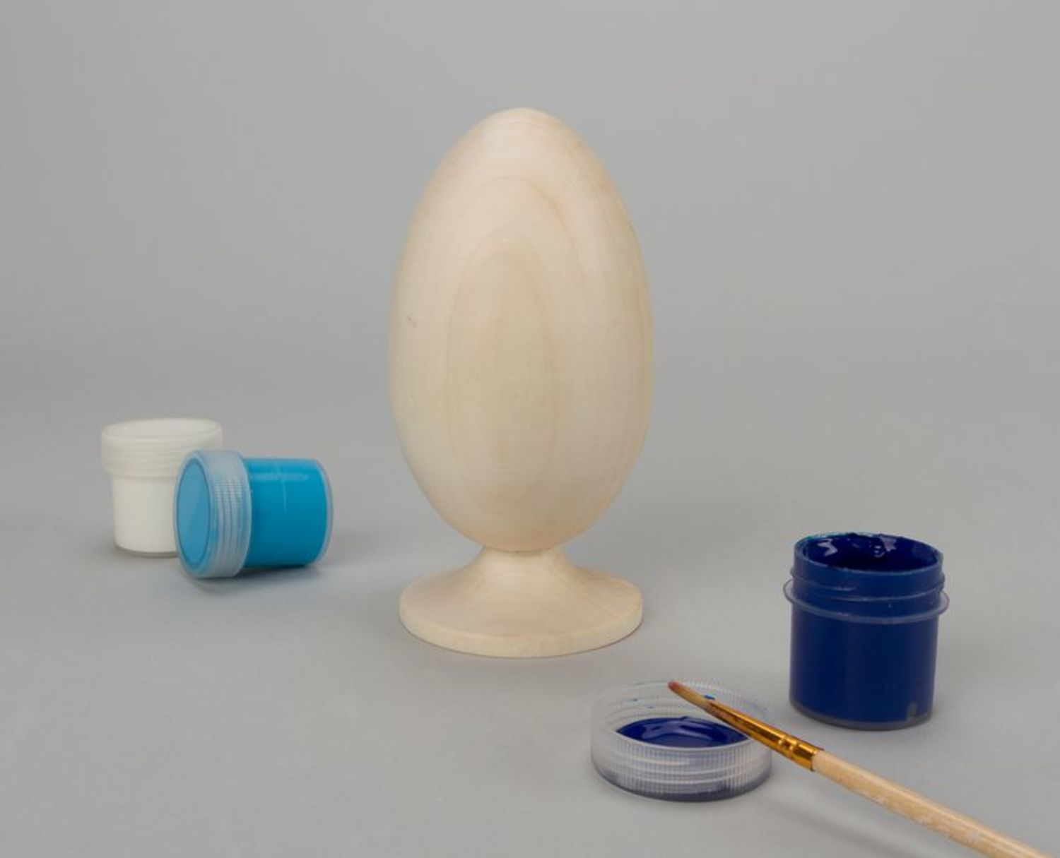 Pieza en blanco de madera en forma de huevo en soporte foto 1