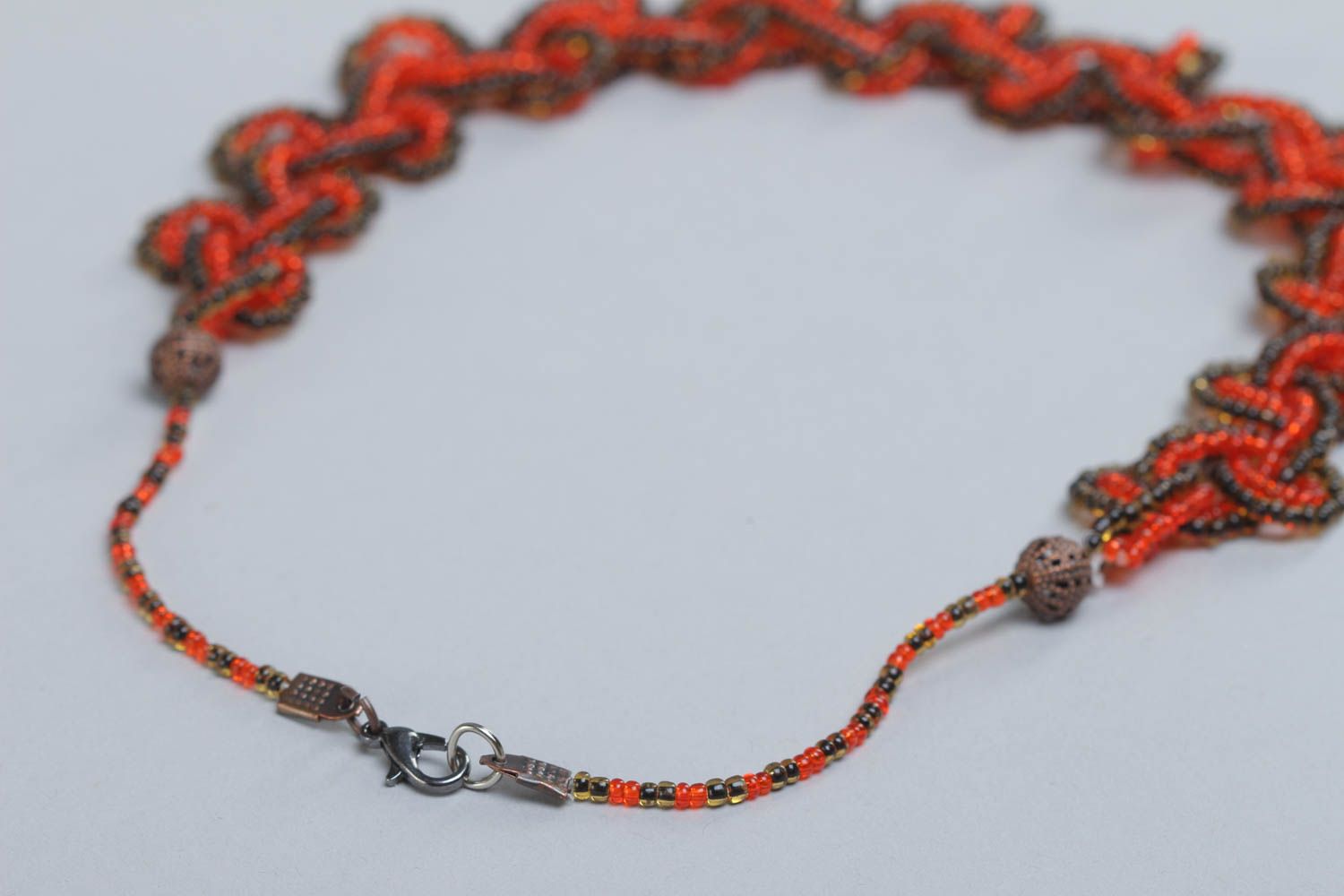 Плетеное ожерелье из бисера ручной работы нарядное красивое длинное интересное фото 4