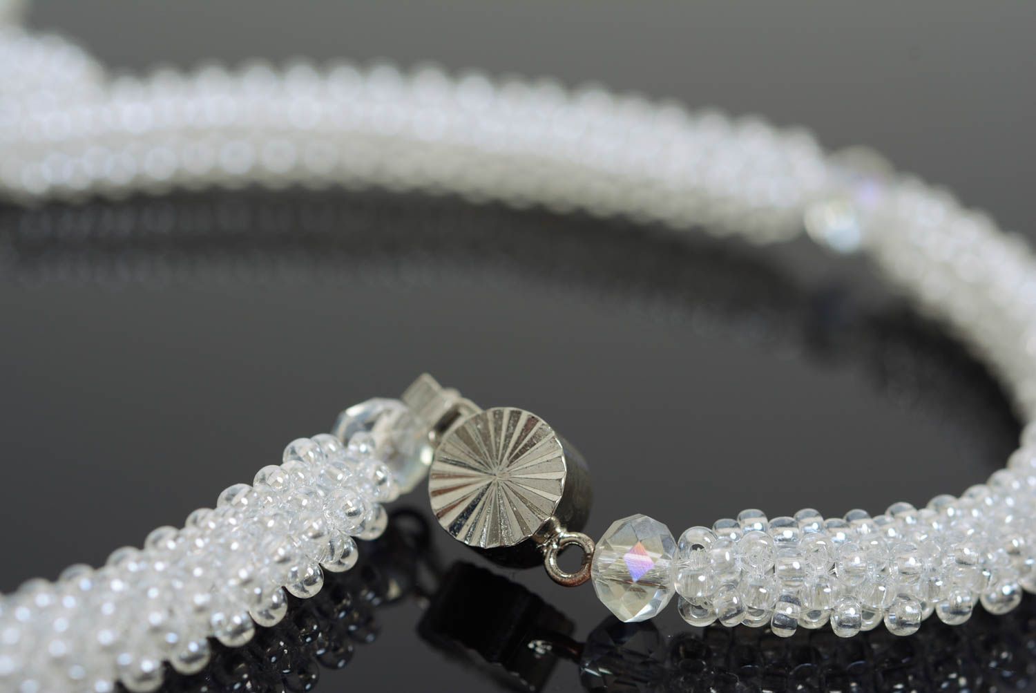 Collier en perles de rocaille blanc fait main festif avec perles fantaisie photo 5