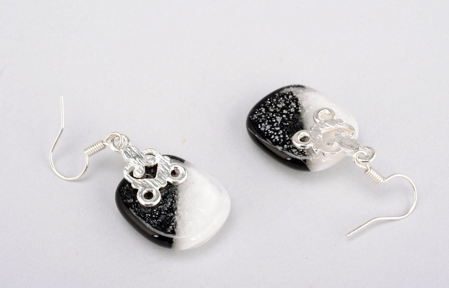 Petites boucles d'oreilles en verre Noir et blanc photo 5