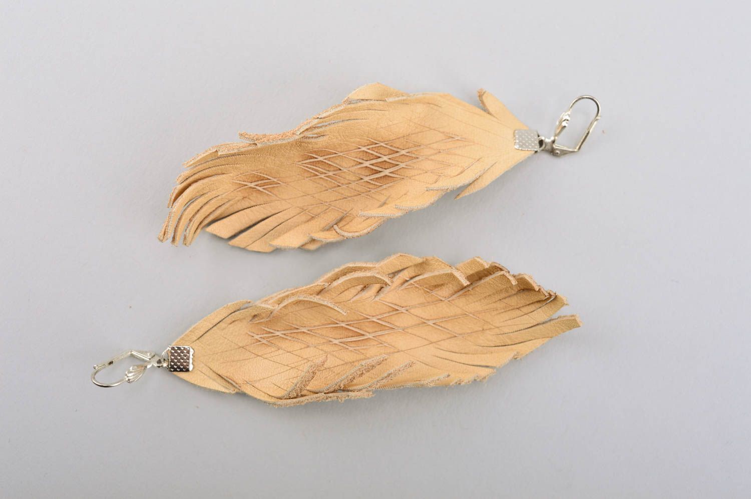 Украшение ручной работы серьги из кожи большие серьги в виде перьев светлые фото 3