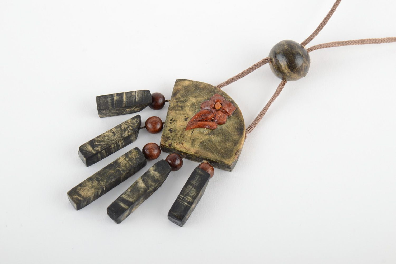 Collier pendentif en bois fait main sur un cordon synthétique pour femme photo 3