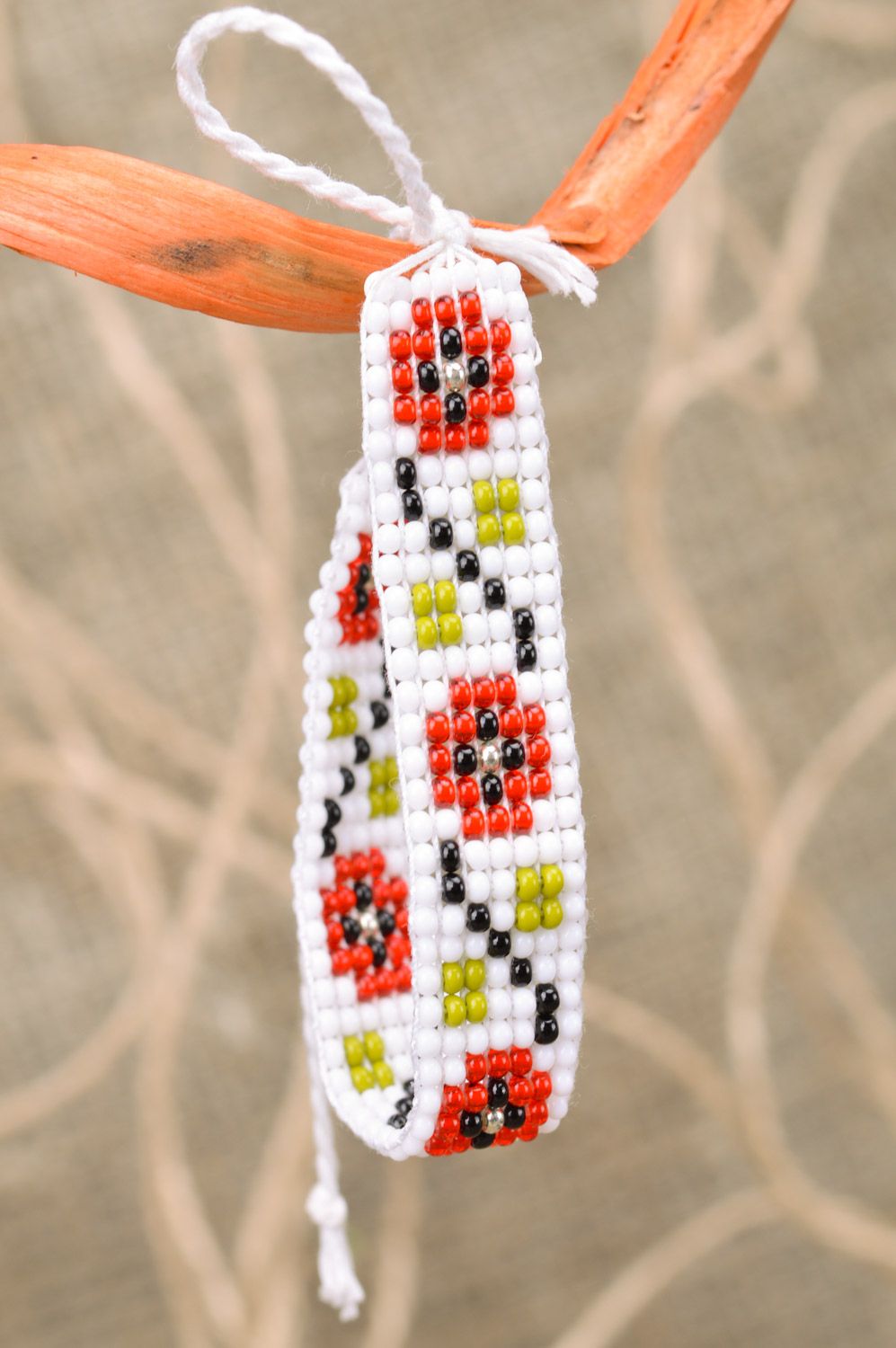 Белый браслет на руку плетенный из бисера в этно стиле ручной работы для девушки фото 1