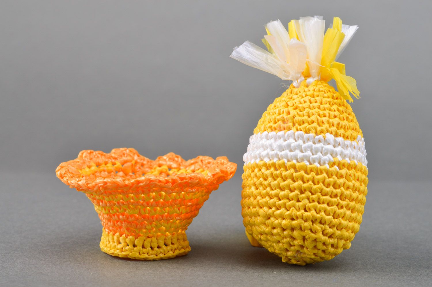 Huevo de Pascua hecho a mano decorativo original de hilos de bolsas de plástico foto 5