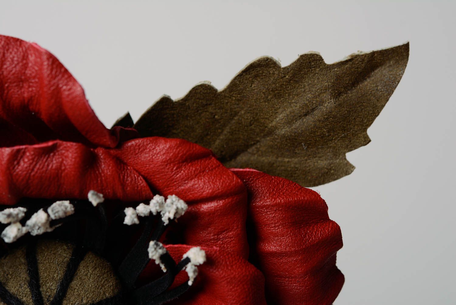 Кожаная брошь в виде цветка мака красивая объемная аксессуар ручной работы фото 4