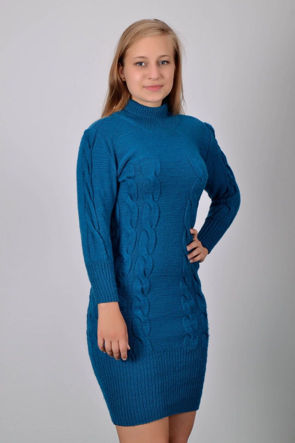 Robe tricotée en laine couleur bleue photo 4