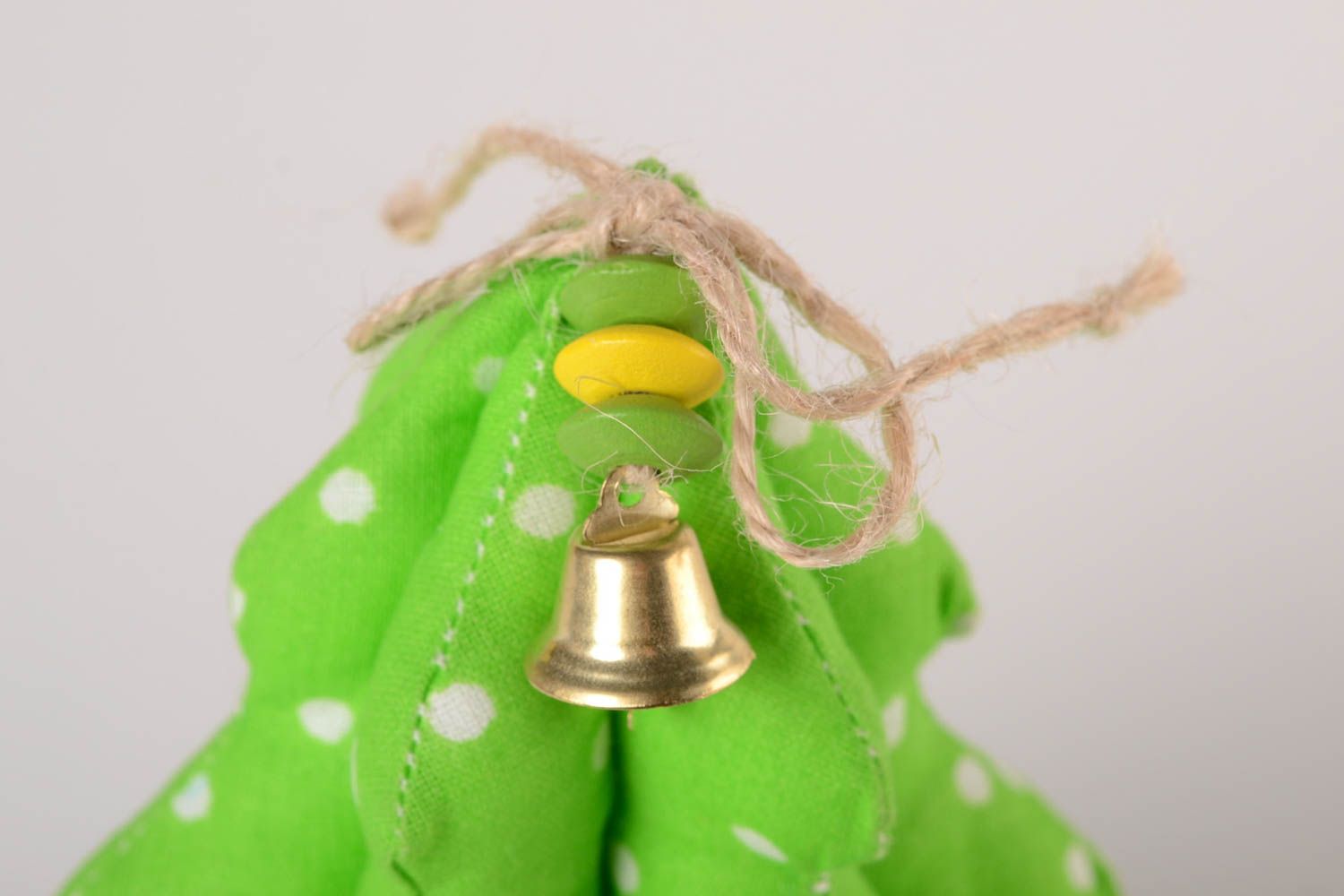 Игрушка ручной работы оригинальная игрушка зеленая елка из ткани в горошек фото 4