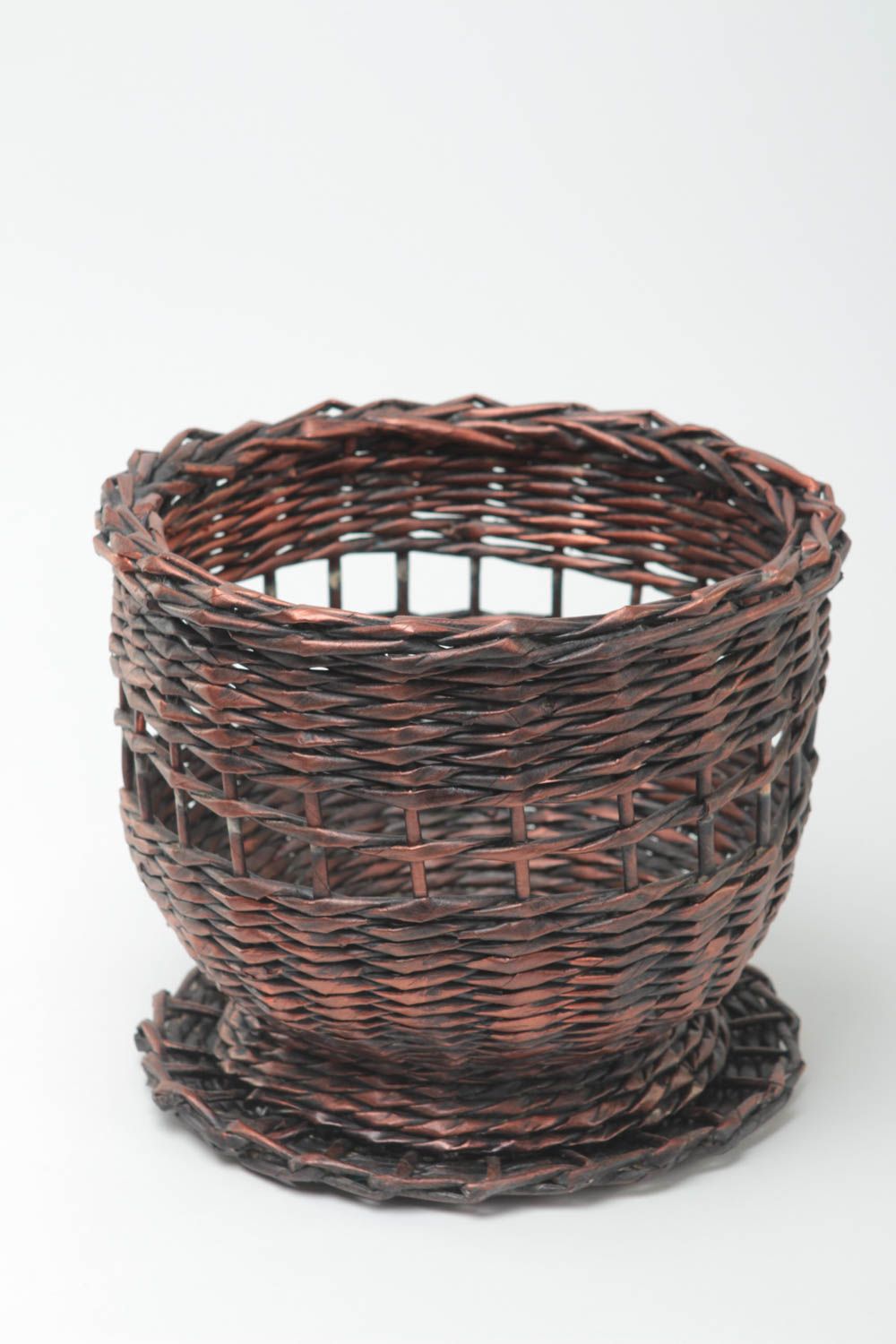 Декоративное кашпо плетеное ручной работы из бумаги коричневого цвета  фото 2
