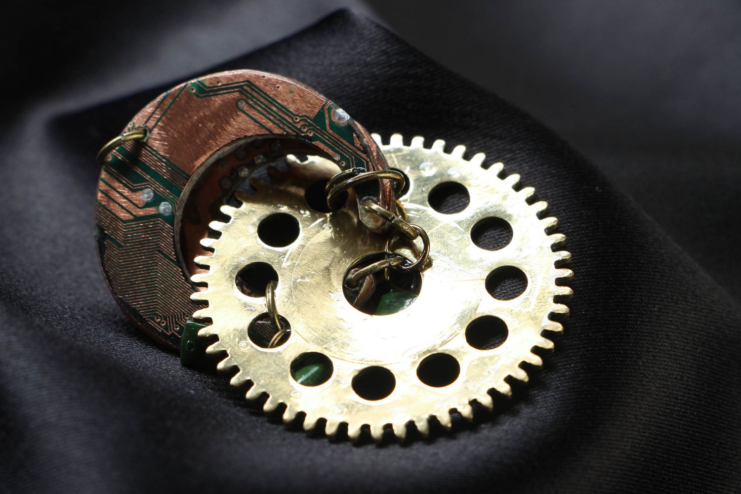 Round steampunk pendant with clock mechanism photo 3