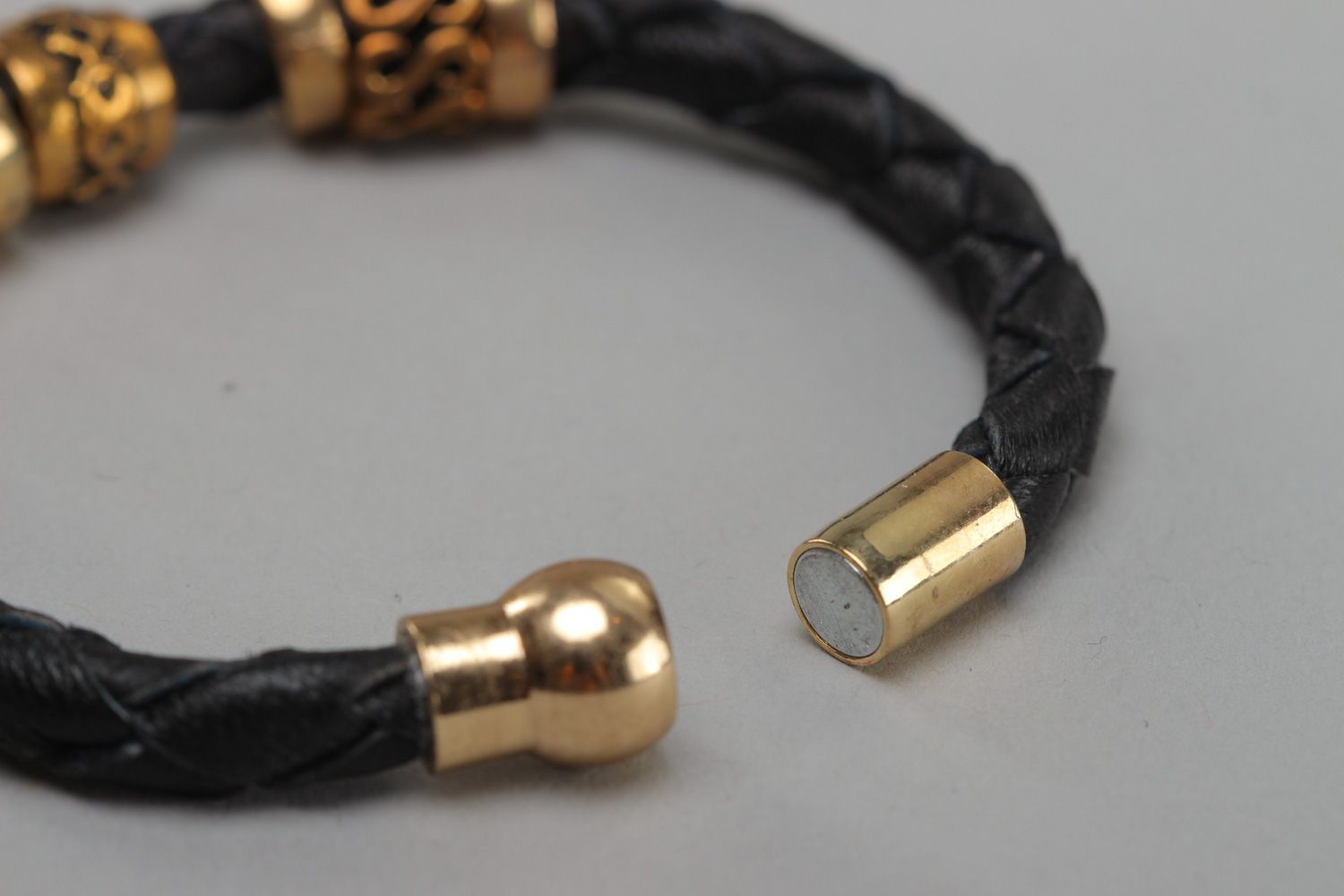 Bracelet en cuir naturel fait main original noir avec pendentif en métal photo 4