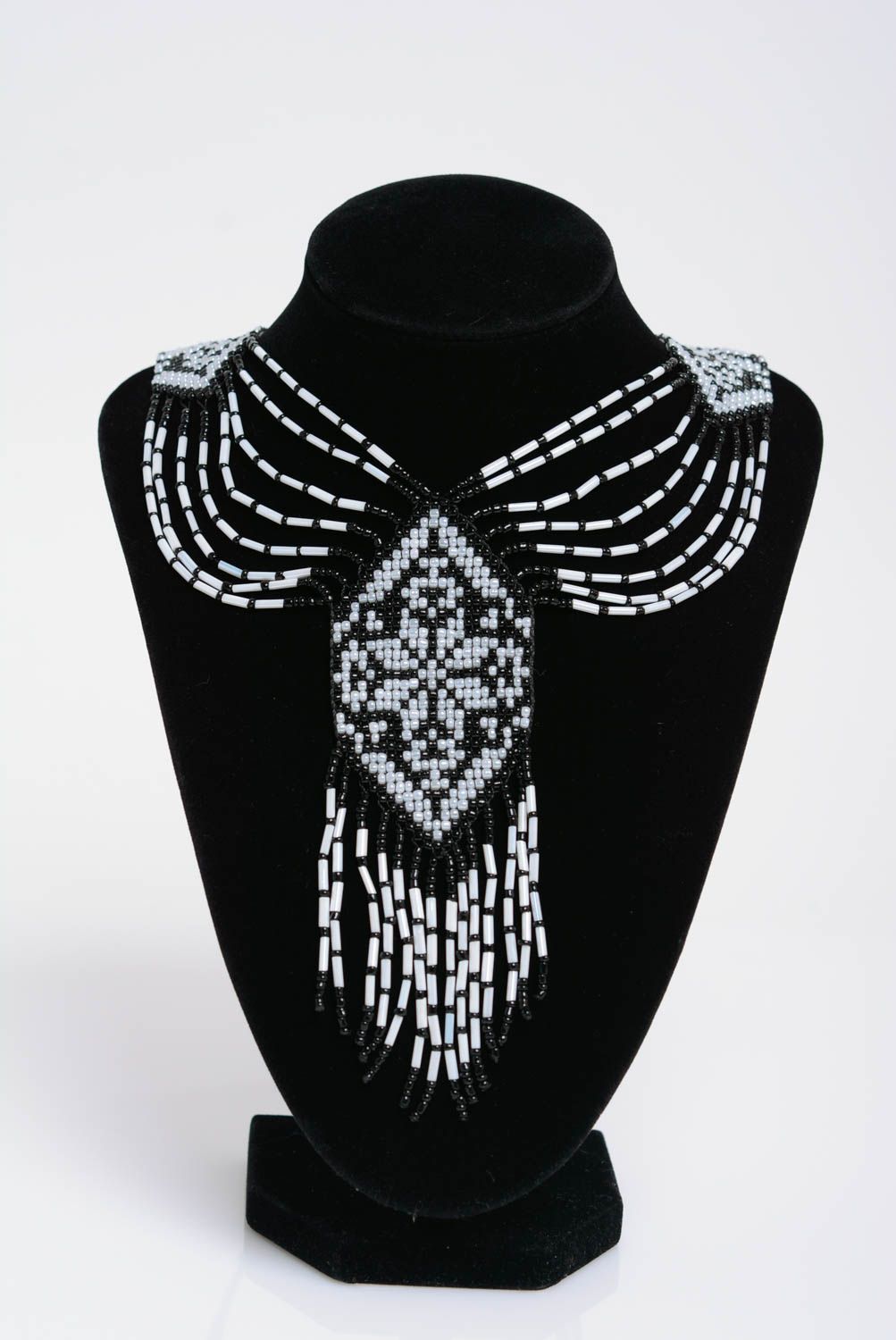 Joli collier en perles de rocaille long ethnique fait main blanc noir festif photo 3