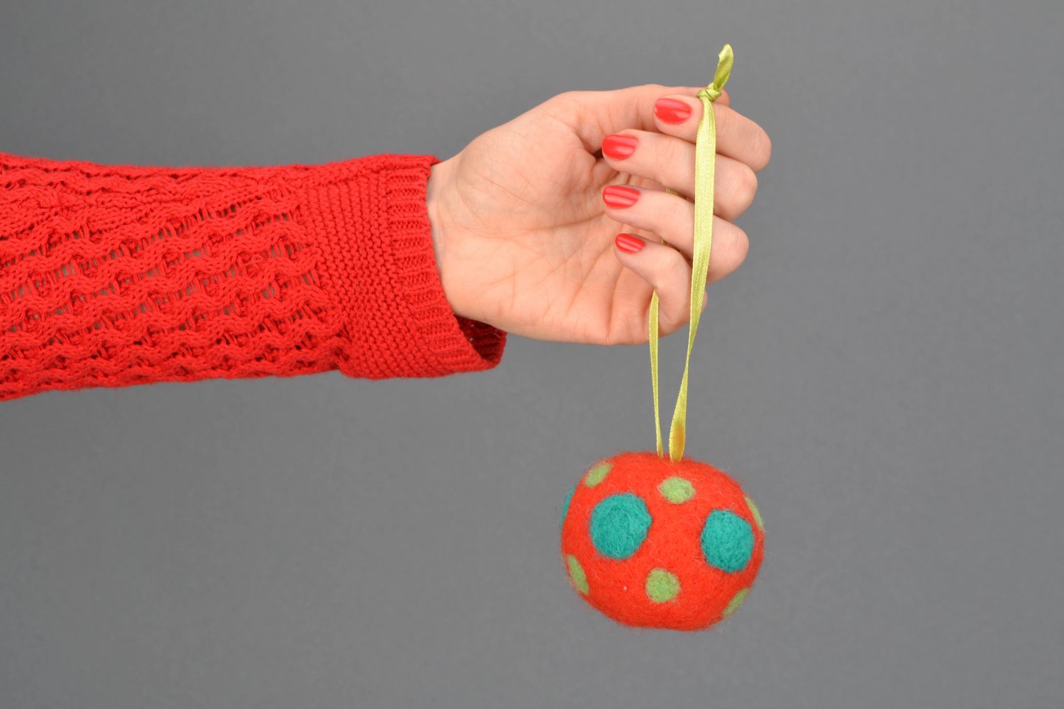 Boule de Noël en laine feutrée rouge à pois faite main photo 2