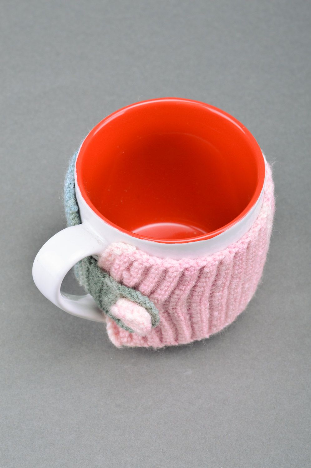 Handgemachte Hülle aus Wolle für weiße und rote Tasse als Geschnekidee schön foto 1