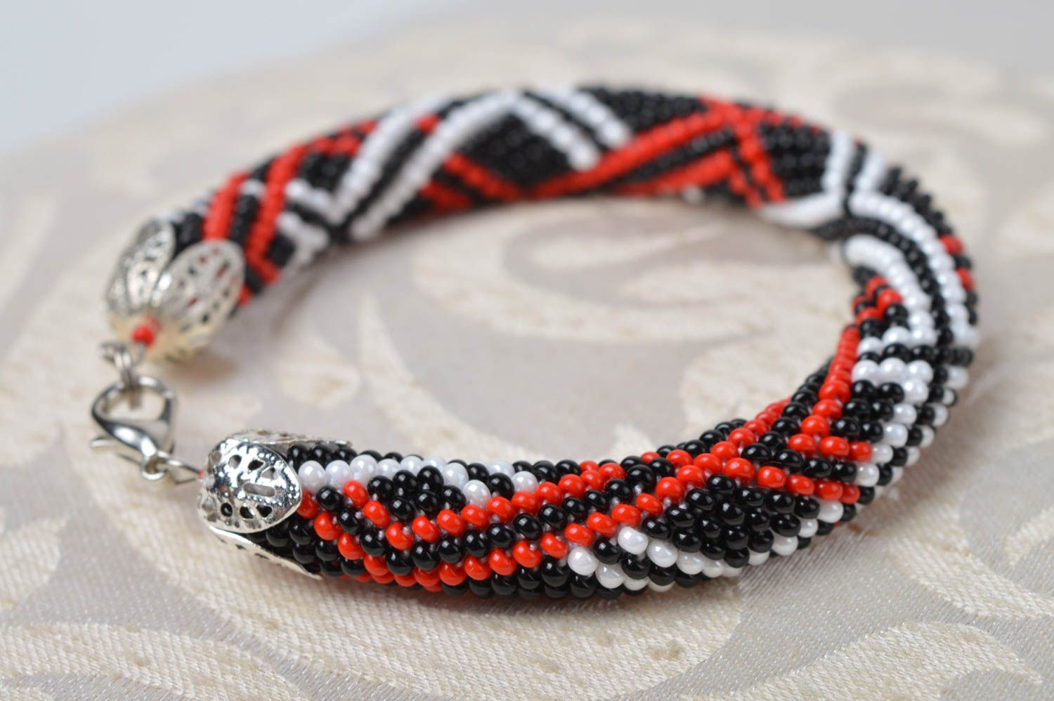 Bracelet spirale Bijou fait main noir blanc rouge Accessoire femme ethnique photo 2