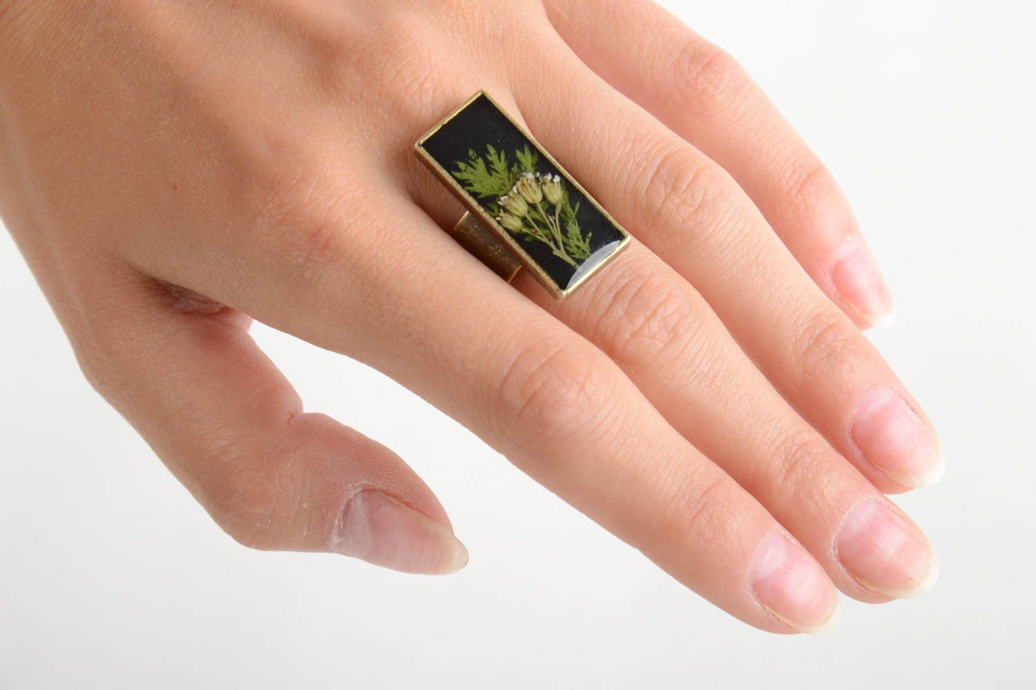 Stilvoller rechteckiger Blumen Ring mit Epoxidharz schwarz Künstler Handarbeit foto 2