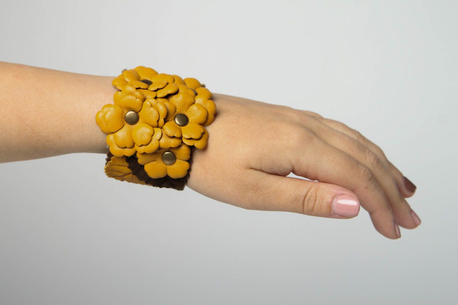Bracelet cuir Bijou fait main marron avec fleurs jaunes Accessoire femme photo 2