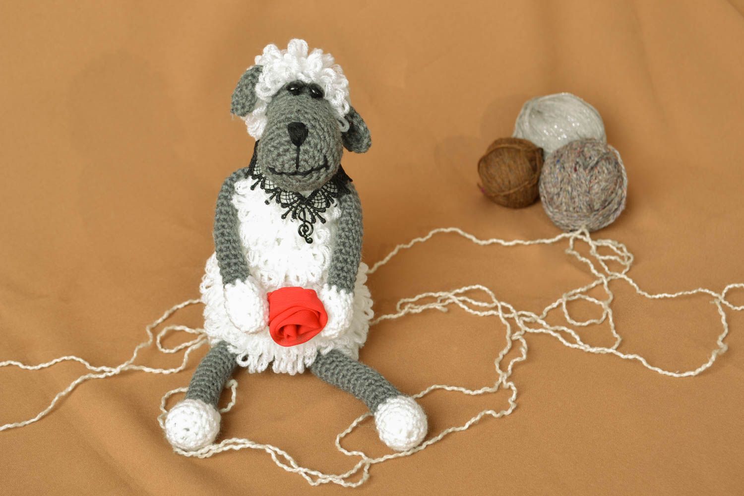 Doudou tricoté au crochet original fait main joli Brebis blanche avec rose photo 5