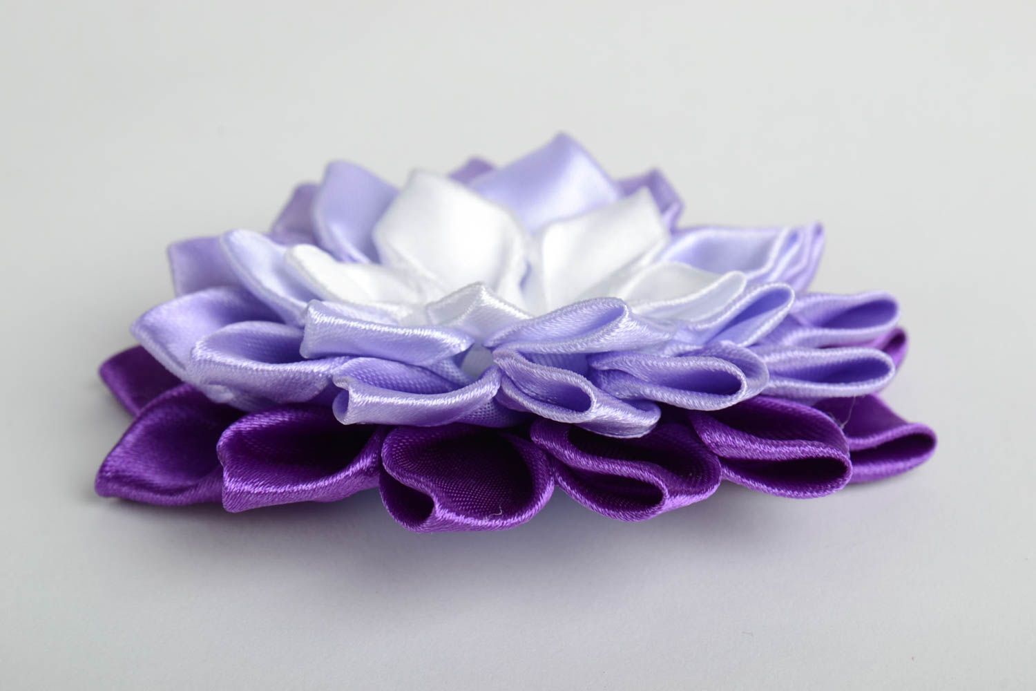 Fiore semilavorato grande in tecnica kanzashi accessorio violetto grande
 foto 2