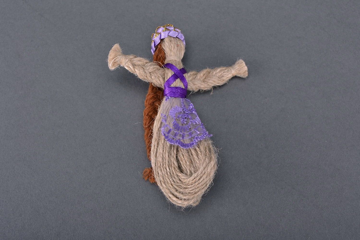 Muñeca de trapo en ropa violeta foto 2