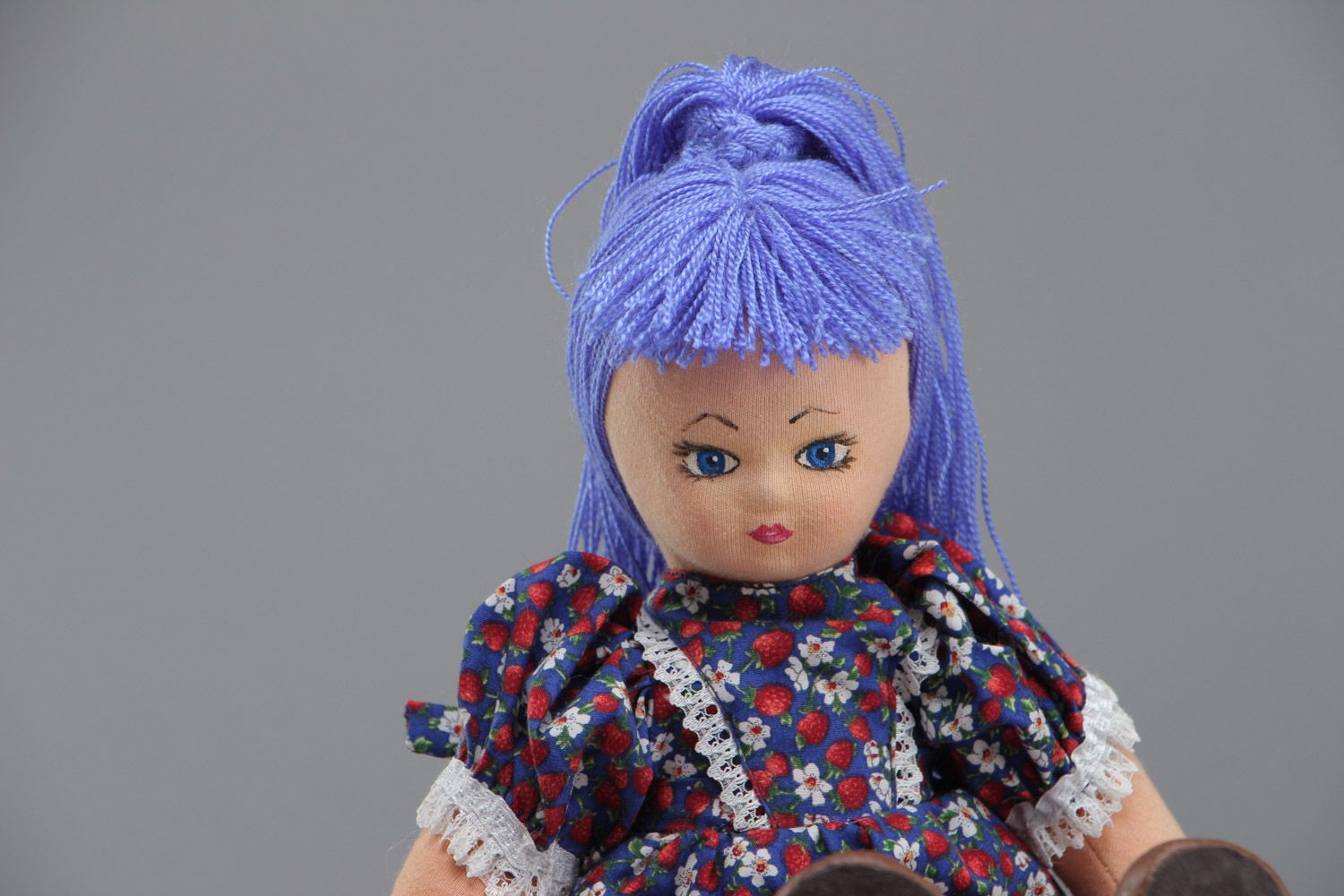 Designer handgemachte Puppe aus Stoff mit blauen Haaren im bunten Kleid für Kinder  foto 3