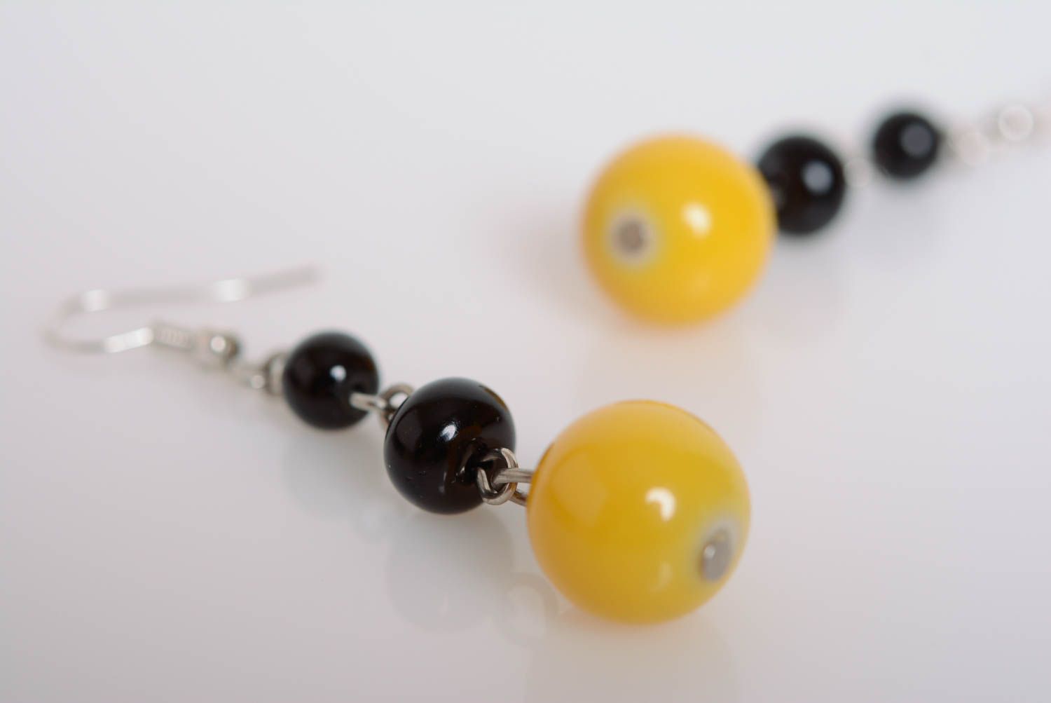 Longues boucles d'oreilles perles plastiques noir jaune originales faites main photo 3
