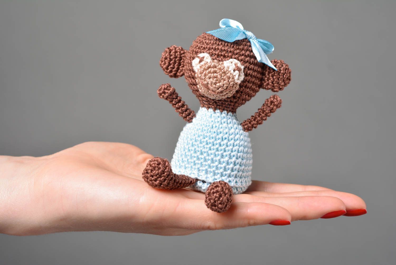 Peluche singe en robe bleue Jouet tricot fait main au crochet Cadeau enfant photo 3