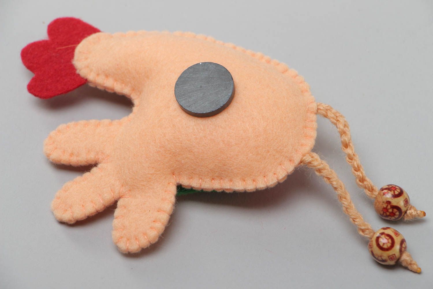Magnet à frigo en textile fait main Coq avec perles en bois de créateur photo 4