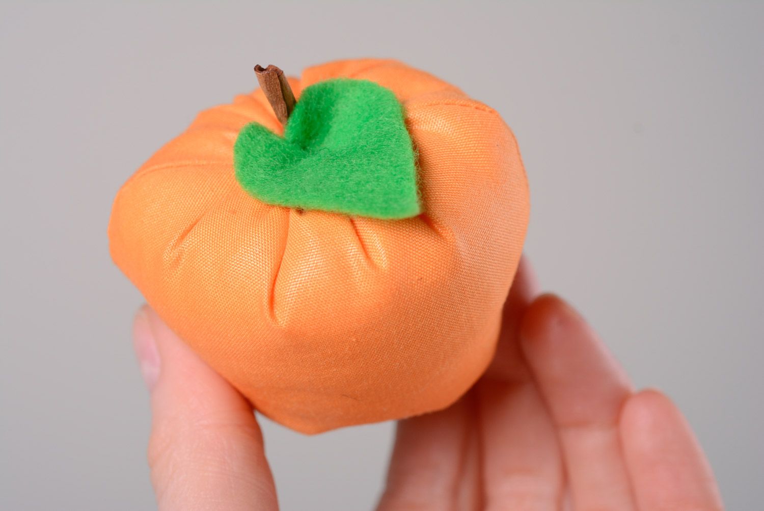 Оранжевая авторская игрушка из хлопчатобумажной ткани в виде яблока ручной работы фото 2