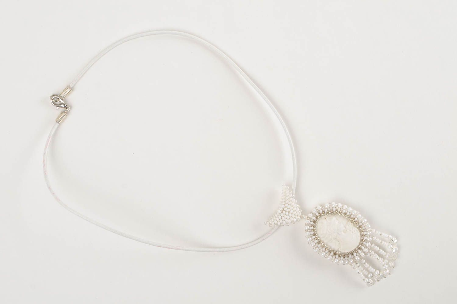 Pendentif blanc Bijou fait main Accessoire femme en perles de rocaille photo 3