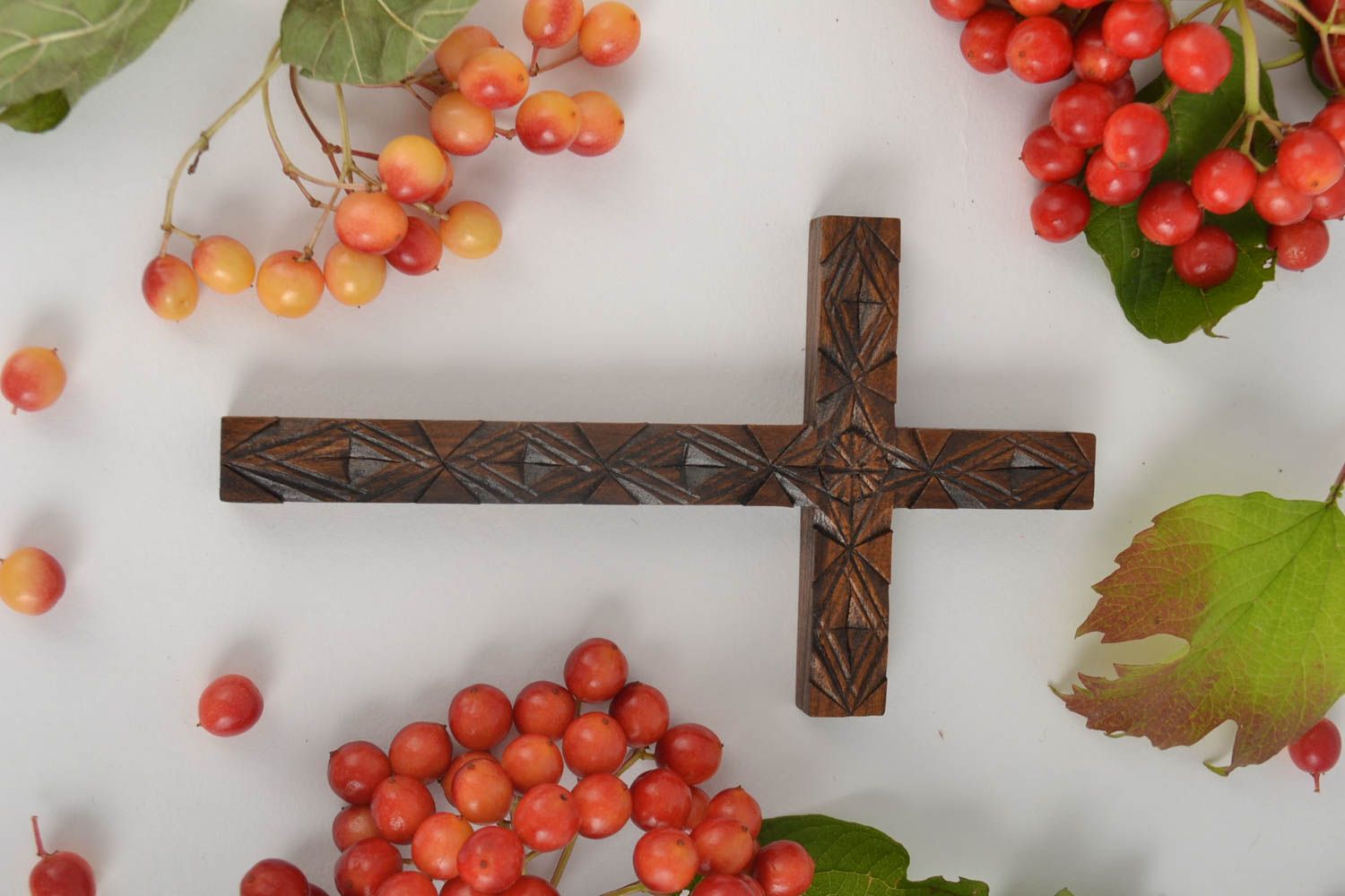 Крест ручной работы резной крест из дерева украшение на стену изделие из дерева фото 1
