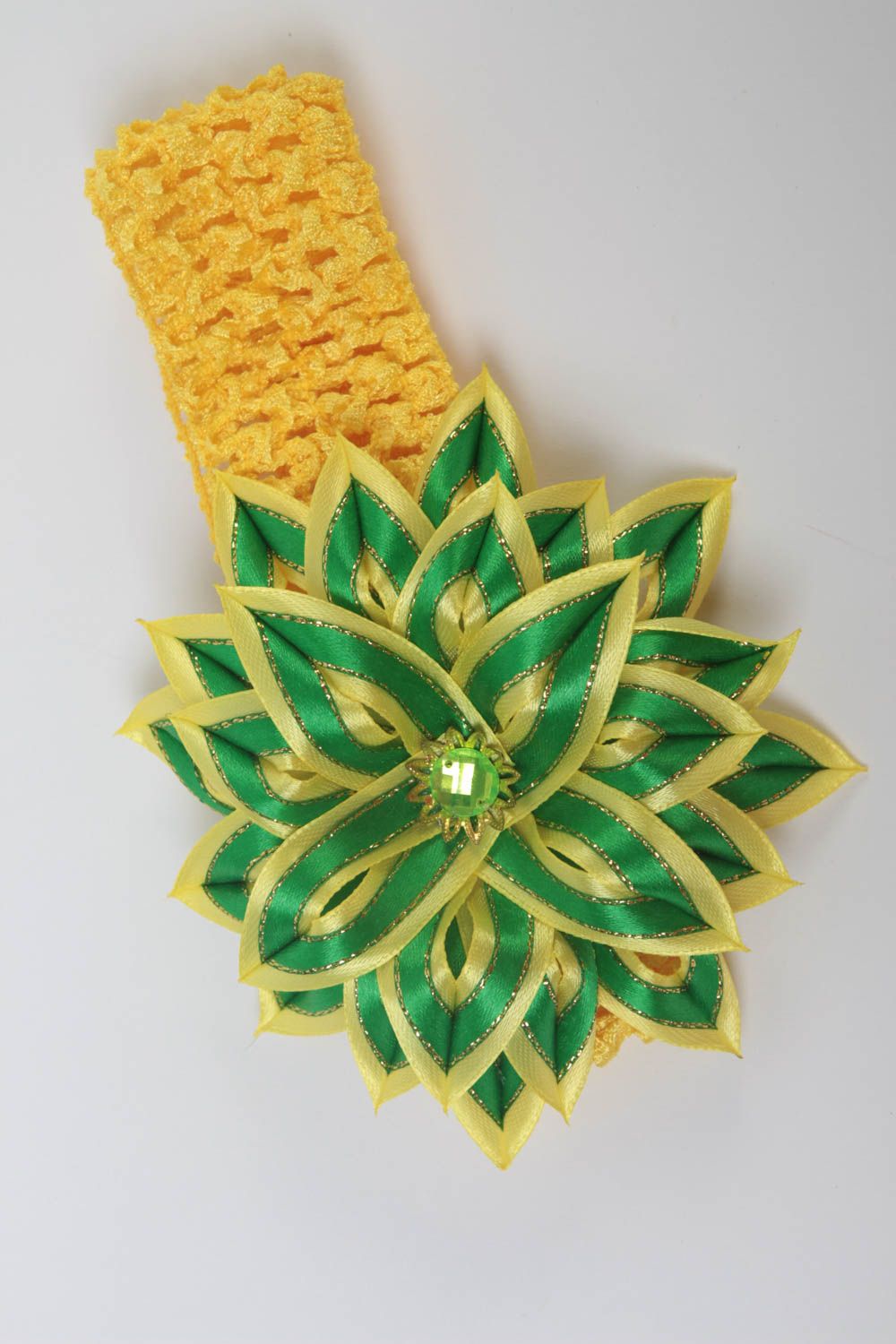 Оригинальная детская повязка с цветком из атласа ручной работы Зеленый лимон фото 2