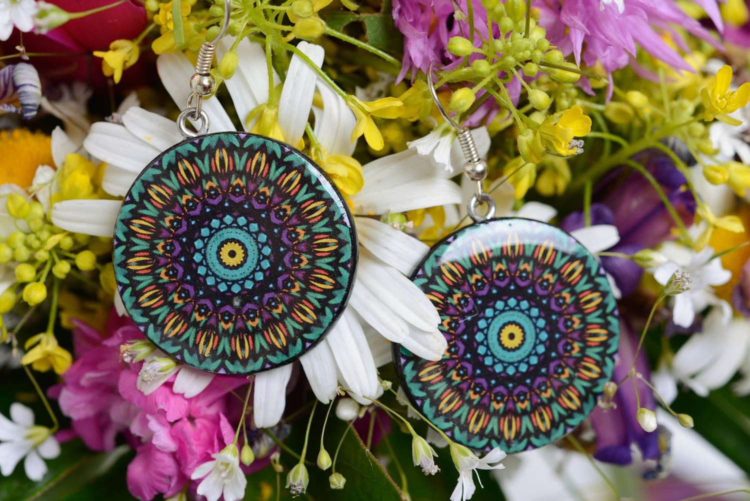 Boucles d'oreilles en plastique avec ornements rondes faites main multicolores photo 1