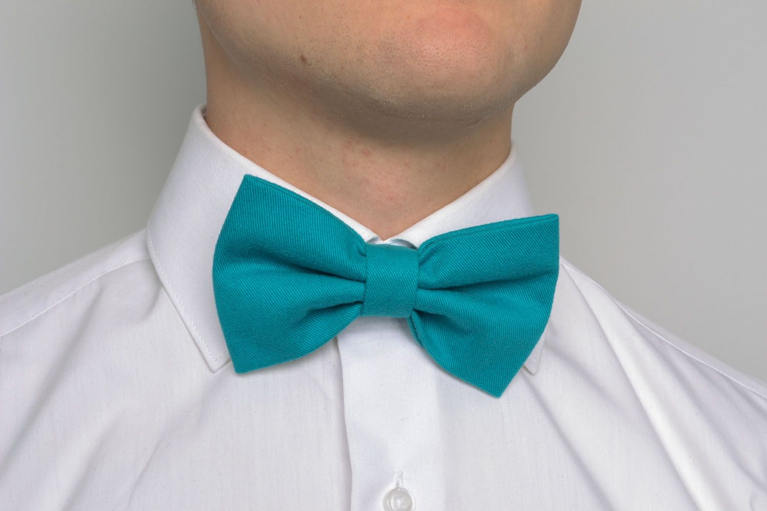 Turquoise bow tie photo 1