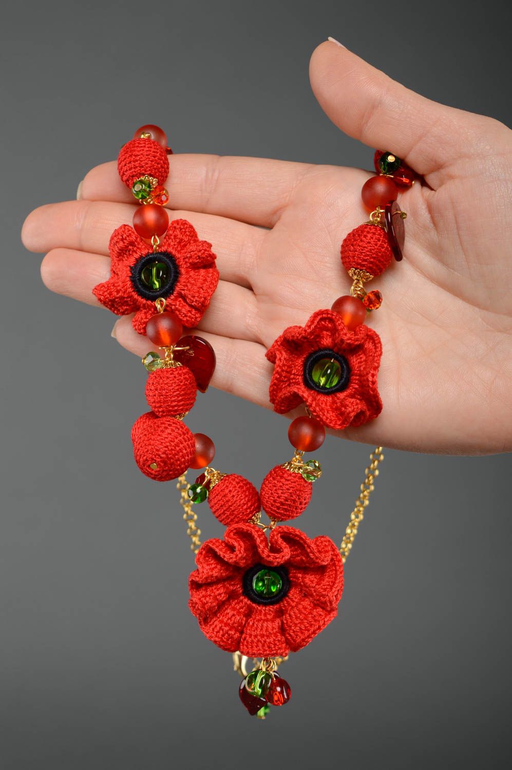 Beau collier en fleurs tricotées et perles fantaisie fait main couleur rouge photo 4