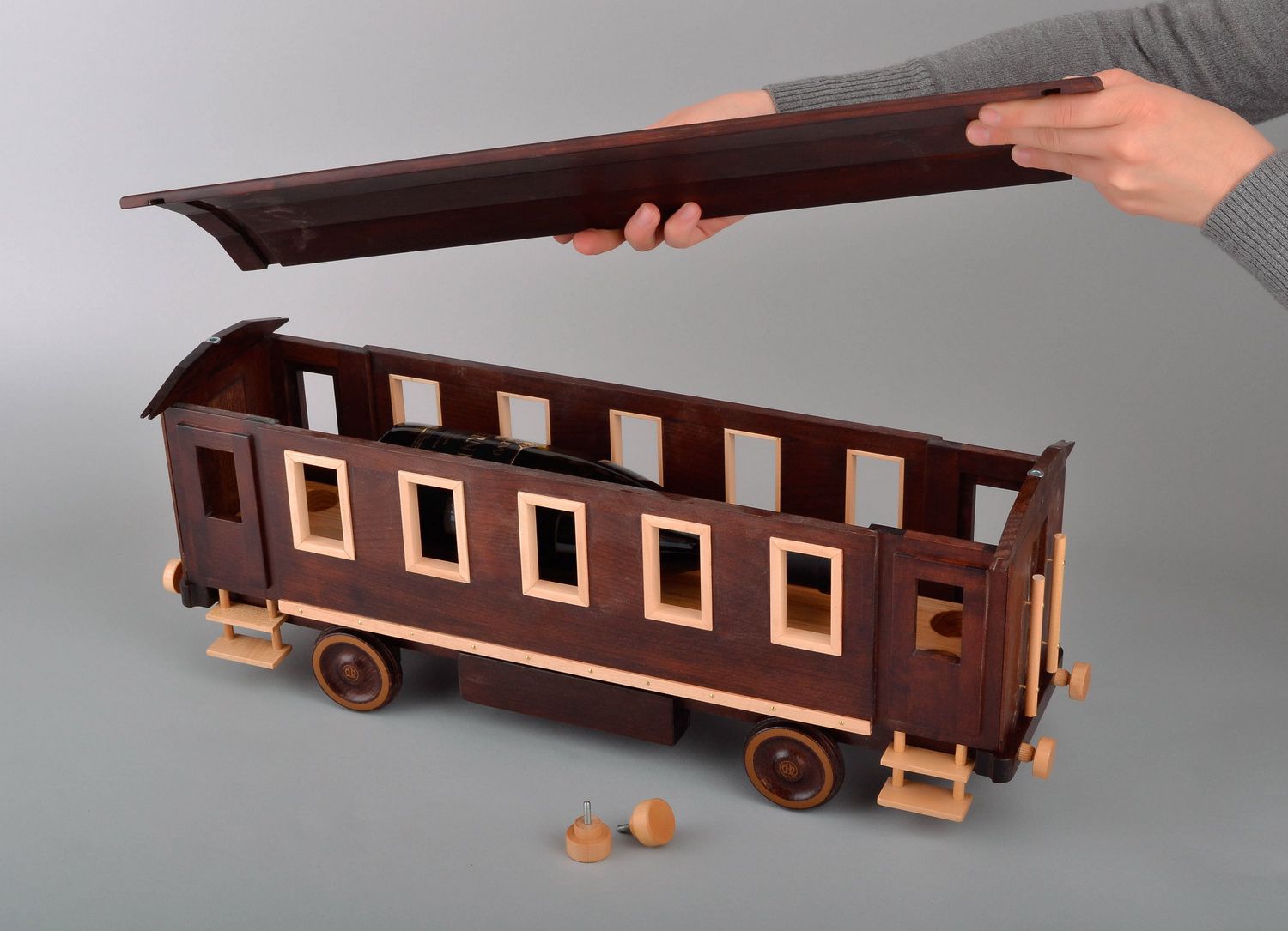 Weinaufbewahrungskasten in Form vom Wohnwagen aus Holz foto 5