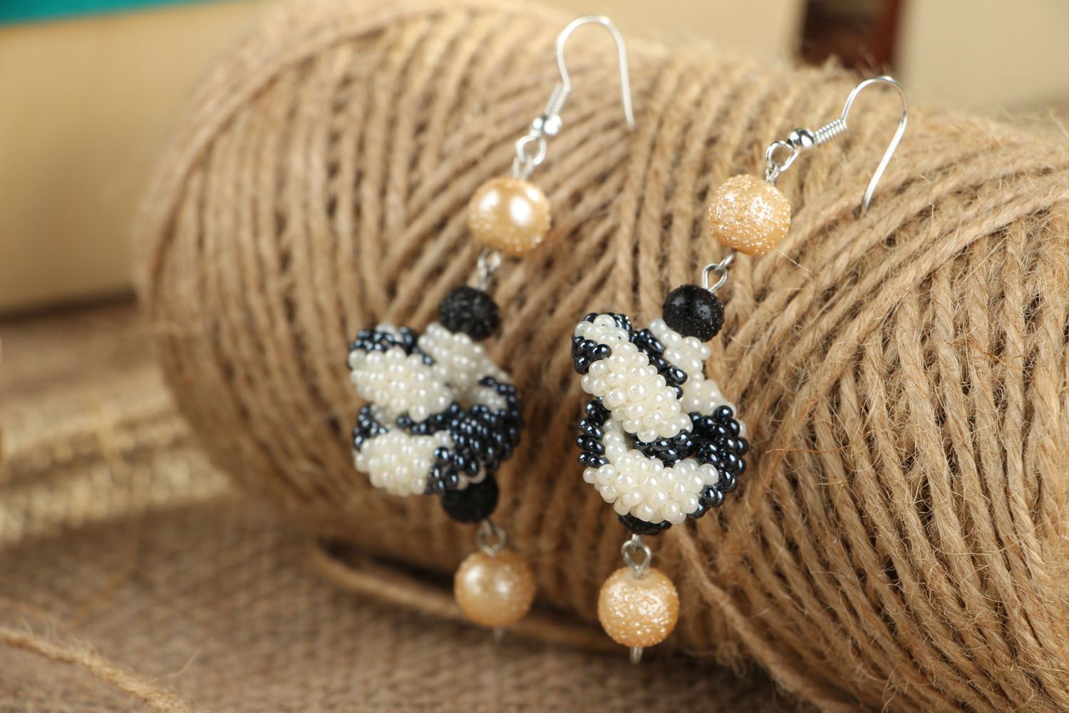 Boucles d'oreilles faites main en perles de rocailles Clair de lune photo 3