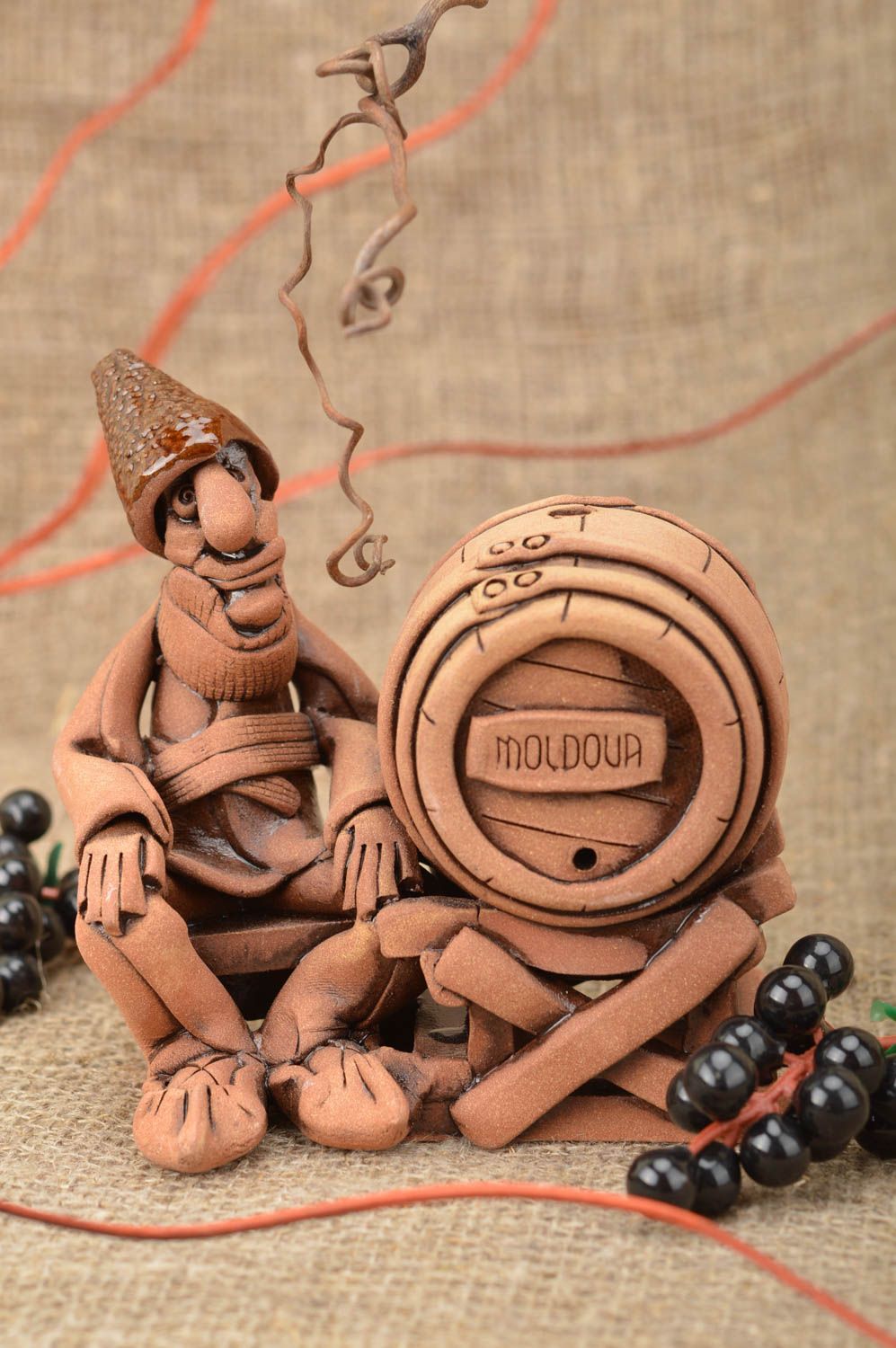 Dekorative Statuette aus Ton handmade für Dekor Sich ausruhender Weinbereiter foto 1