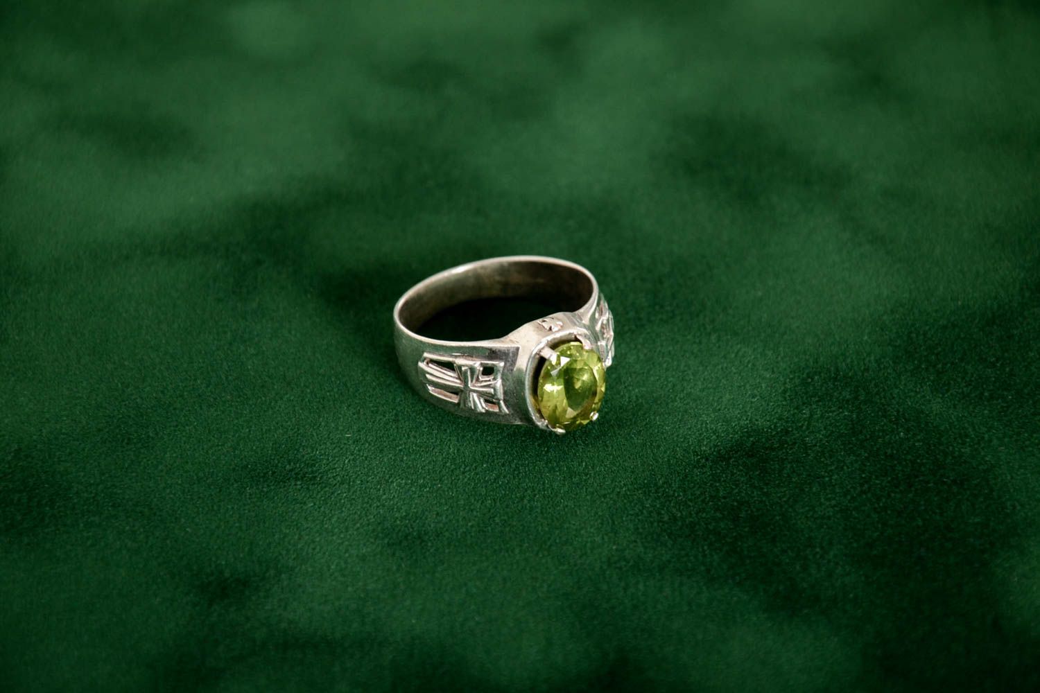 Украшение ручной работы серебряный перстень подарок для мужчины с хризолитом фото 1