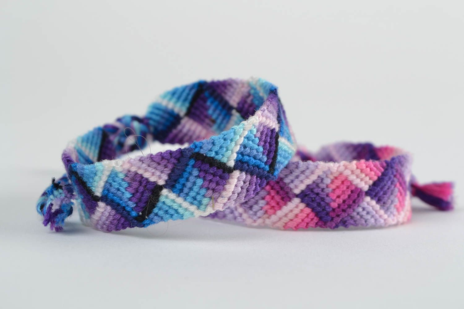 Плетеные браслет фенечки из ниток набор из 2 аксессуаров цветные ручная работа фото 4