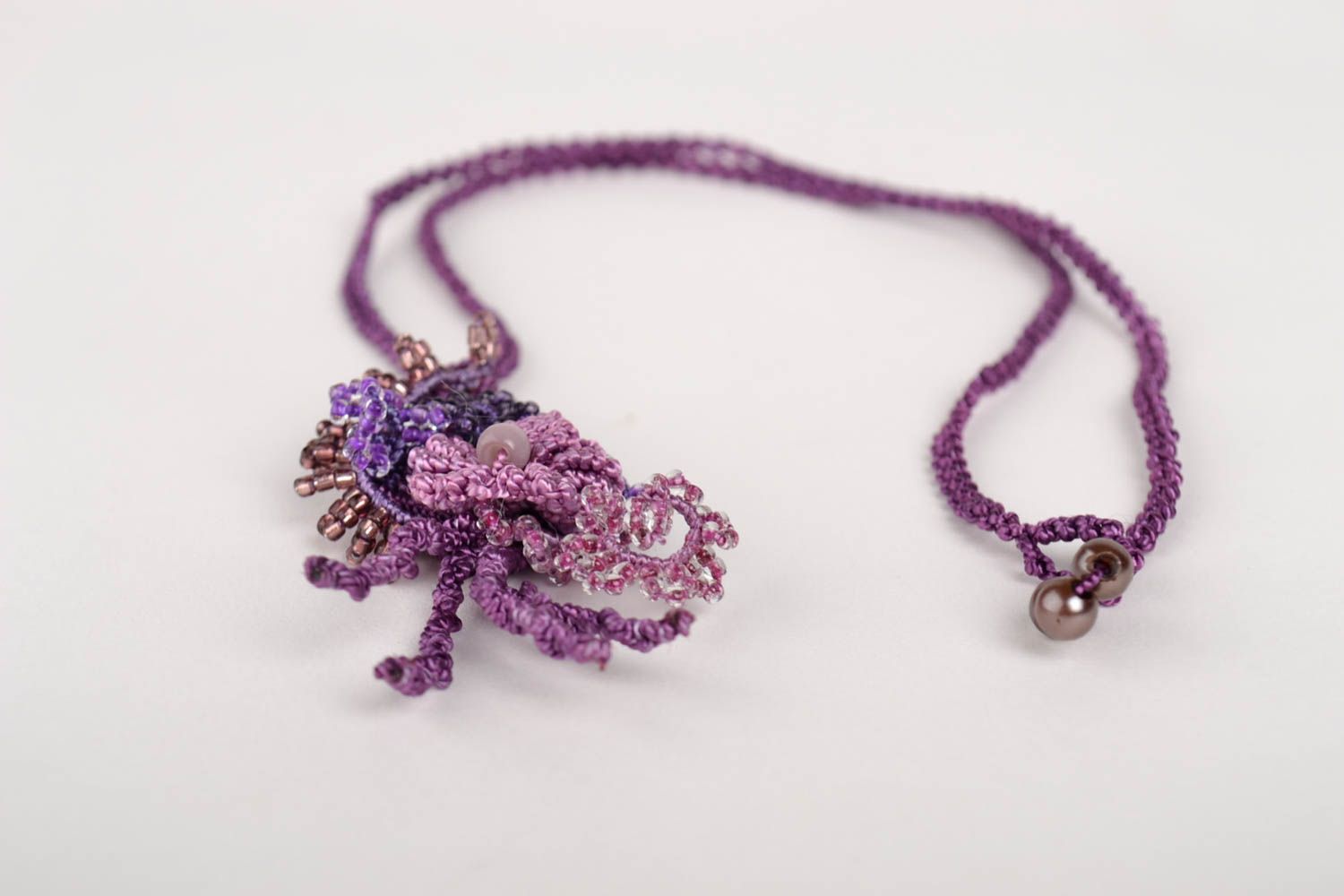 Колье из ниток украшение ручной работы фиолетовое украшение макраме с бисером фото 3