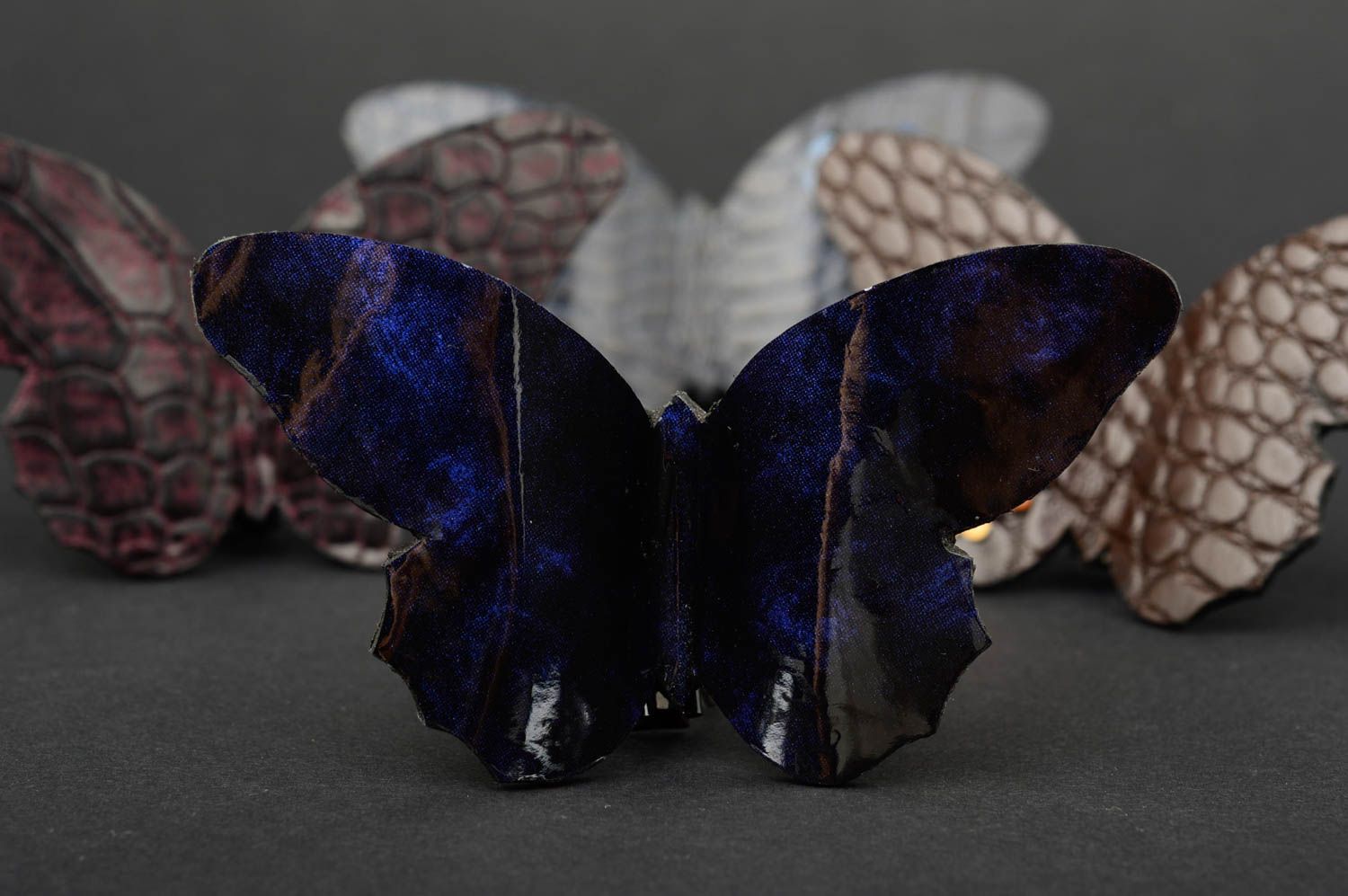 Broche de cuero artesanal bisutería fina accesorio para mujer de moda Mariposa
 foto 1