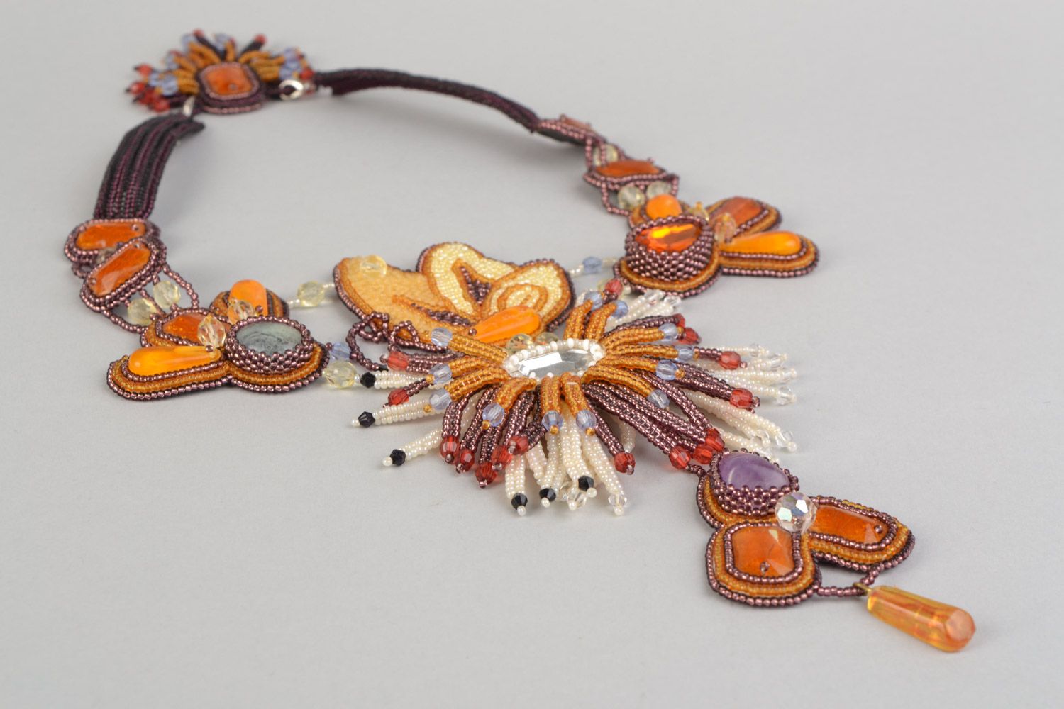 Elegantes braunes Collier aus echten Steinen und Glasperlen handmade für Damen Schmetterling foto 3