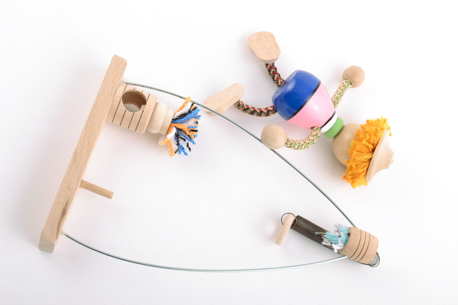 Lustiges bemaltes handmade Spielzeug aus Holz Mann auf der Bank foto 5