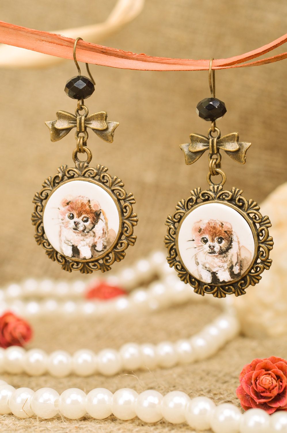 Interessante handmade Ohrringe aus Metall mit Bemalung und Perlen für Damen schön foto 1