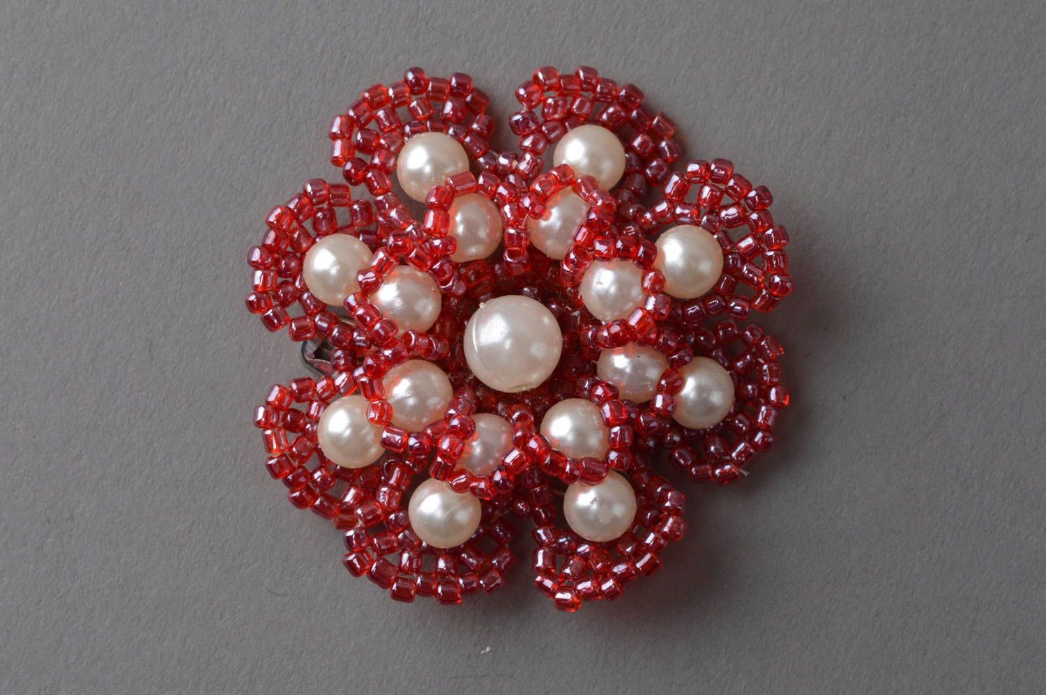 Broche en perles de rocaille et perles fantaisie faite main rouge-blanc photo 2
