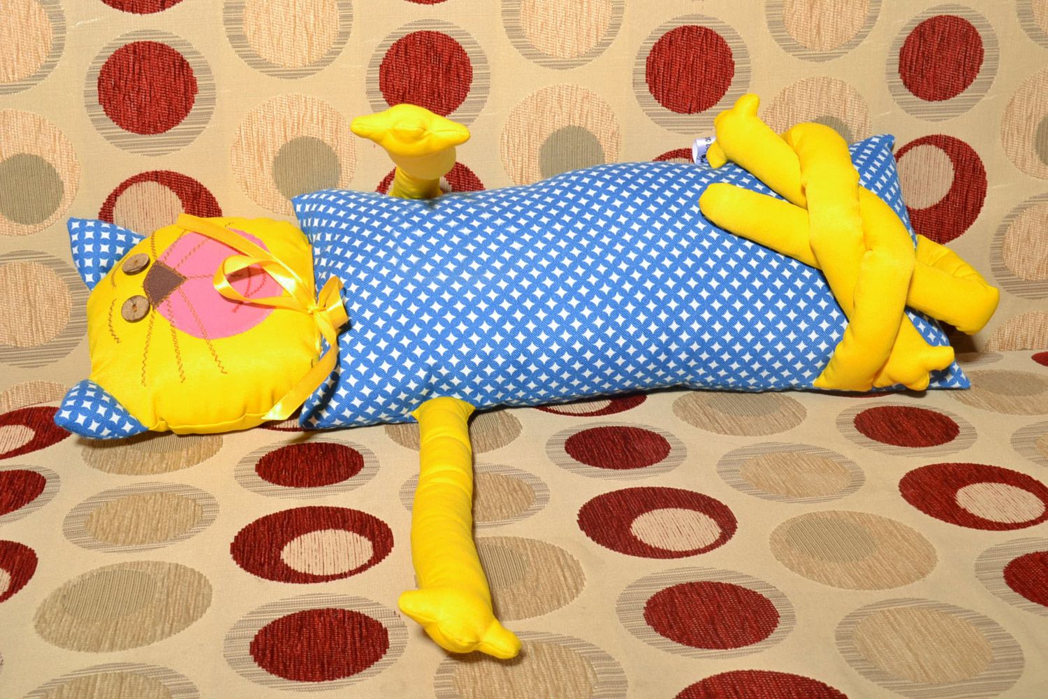 Интерьерная игрушка-подушка в виде кота ручной работы желтая с голубым большая фото 1